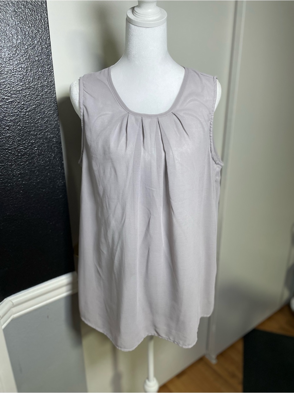 Sleeveless Pleated Scoop Neck Tank Top - Light Lavender